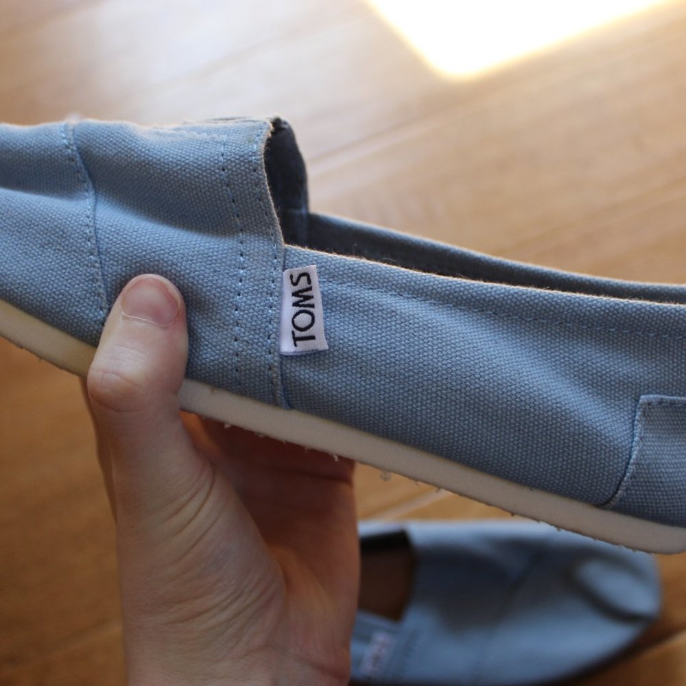 TOMS Blue Size 8.5 womens shoe